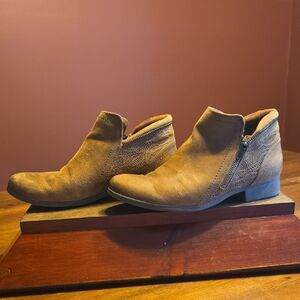 Cobb Hill Tan Ankle Booties Classic Chelsea Design